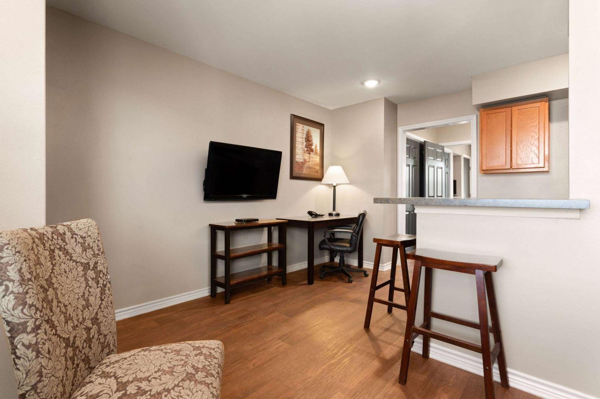 Eagle'S Den Suites Cotulla A Travelodge By Wyndham Bagian luar foto