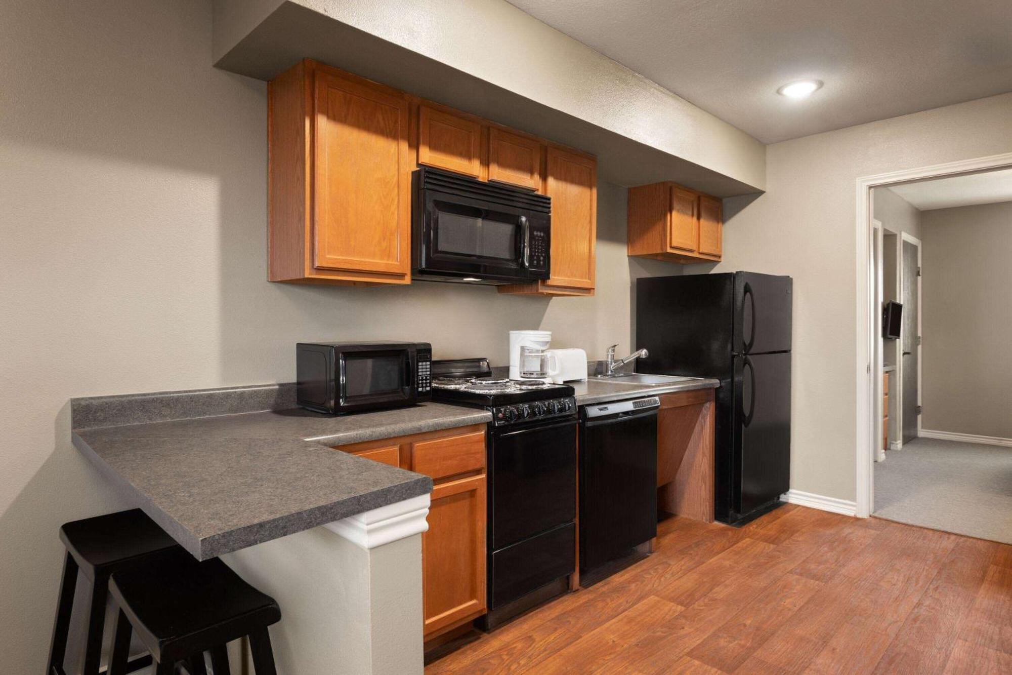 Eagle'S Den Suites Cotulla A Travelodge By Wyndham Bagian luar foto