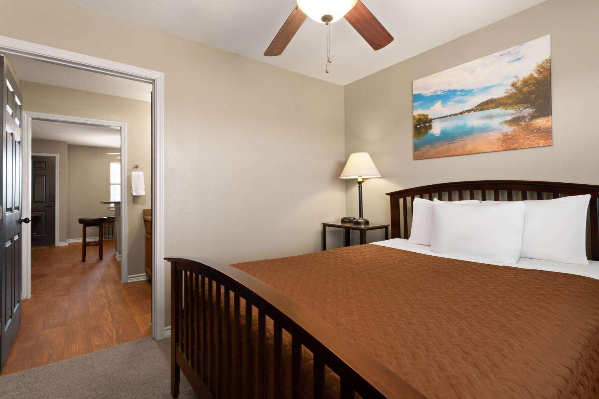 Eagle'S Den Suites Cotulla A Travelodge By Wyndham Bagian luar foto