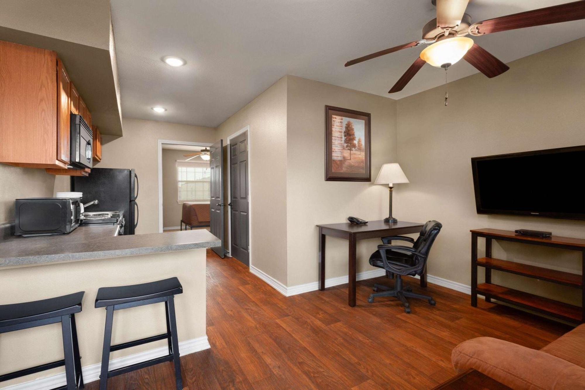 Eagle'S Den Suites Cotulla A Travelodge By Wyndham Bagian luar foto