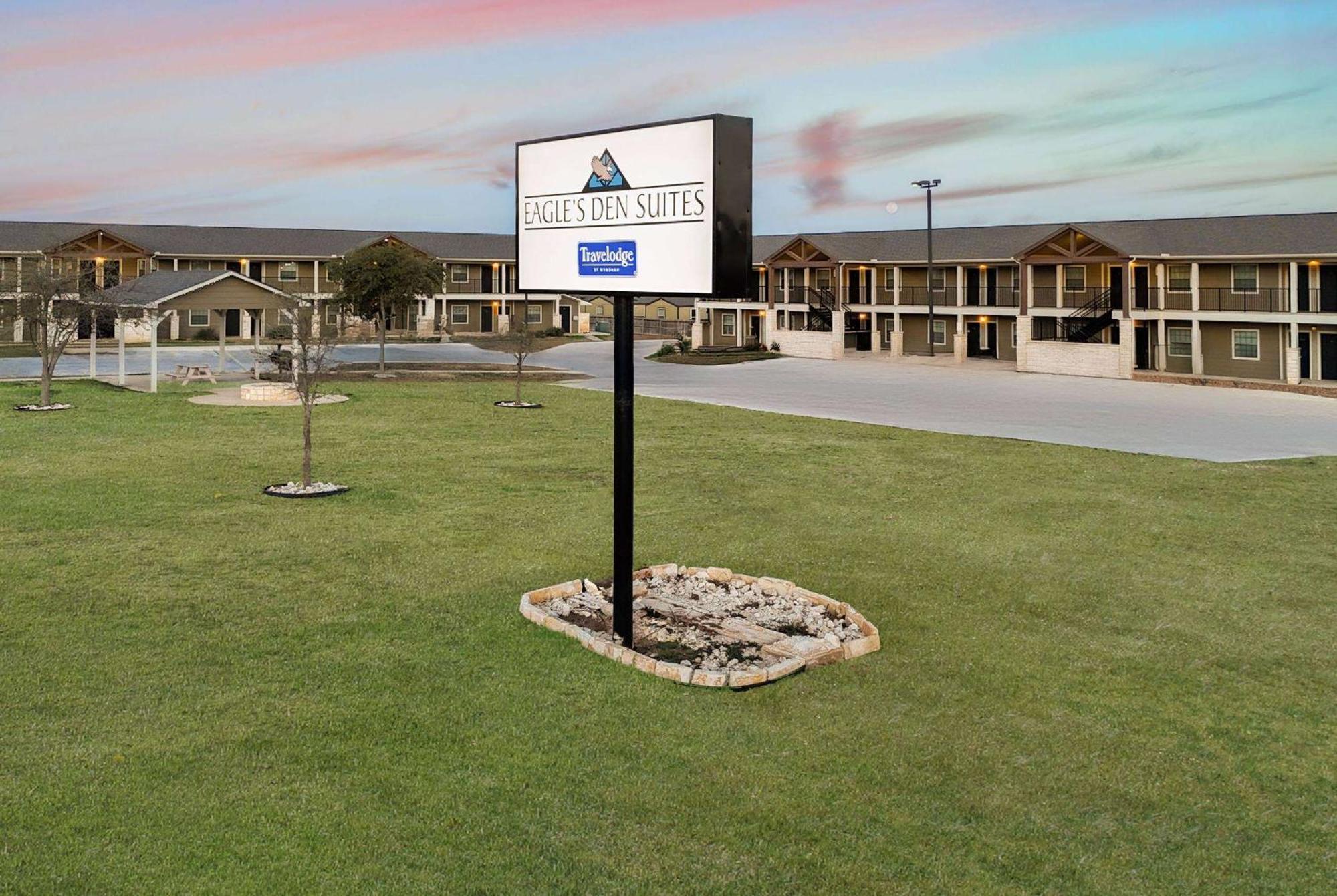 Eagle'S Den Suites Cotulla A Travelodge By Wyndham Bagian luar foto