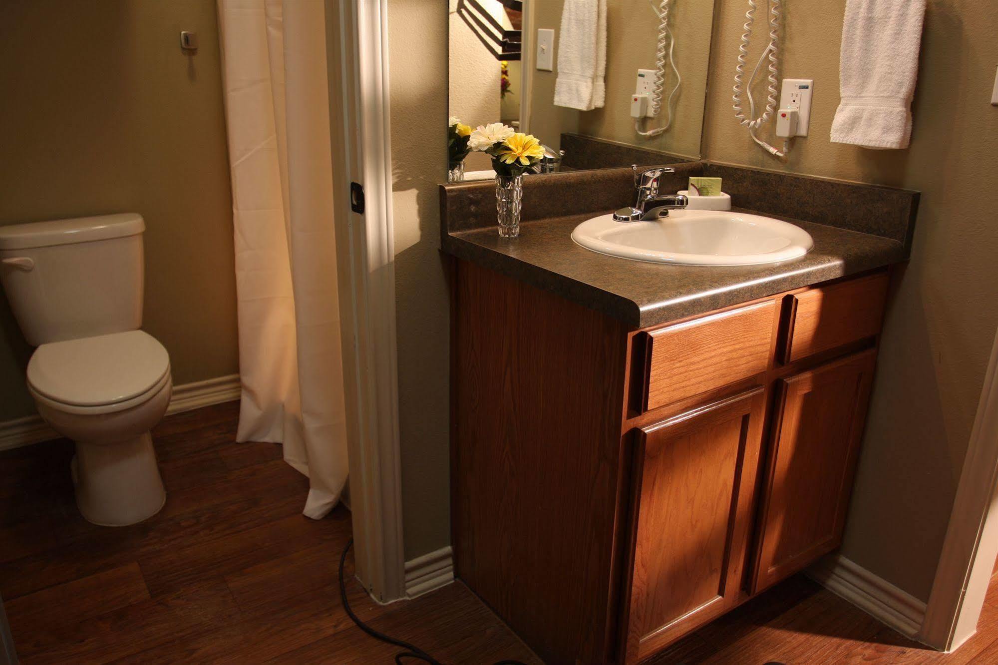 Eagle'S Den Suites Cotulla A Travelodge By Wyndham Bagian luar foto