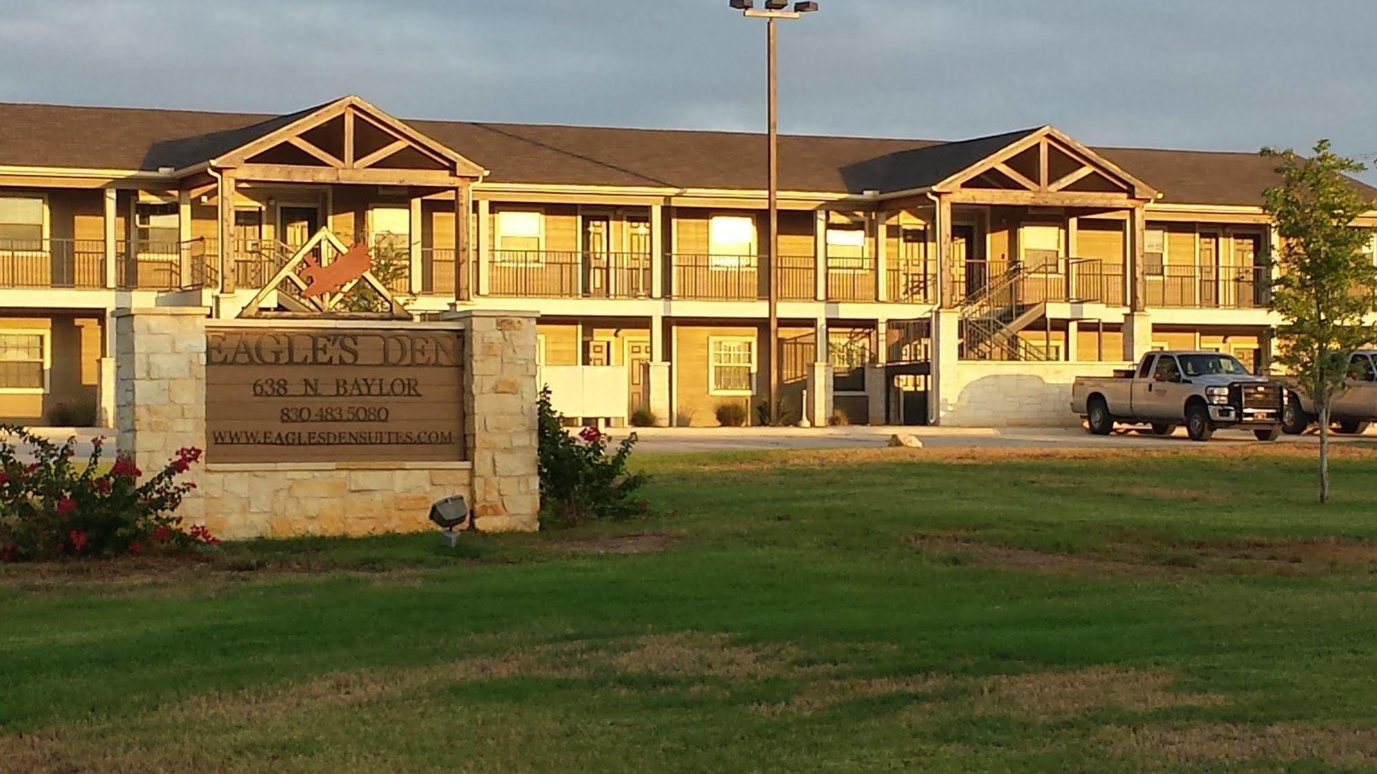 Eagle'S Den Suites Cotulla A Travelodge By Wyndham Bagian luar foto