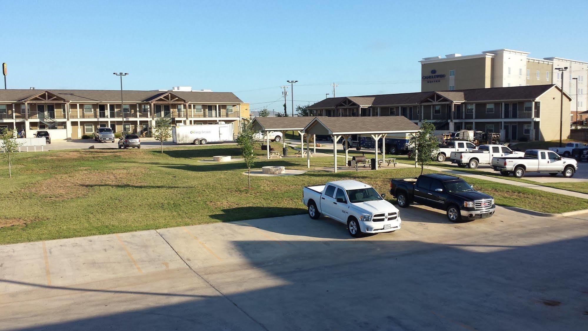 Eagle'S Den Suites Cotulla A Travelodge By Wyndham Bagian luar foto